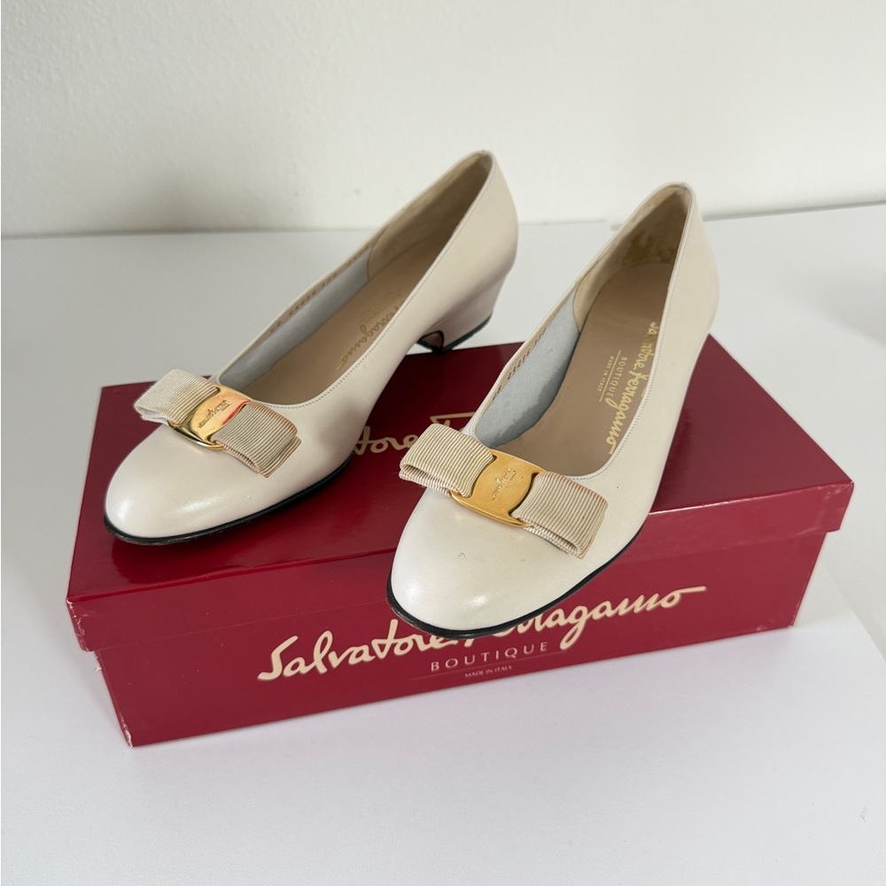 Salvatore Ferragamo Vara Bow Pumps Heel3’ Cream Gold Buckle Sz 7.5 Made In Italy - Picture 13 of 16